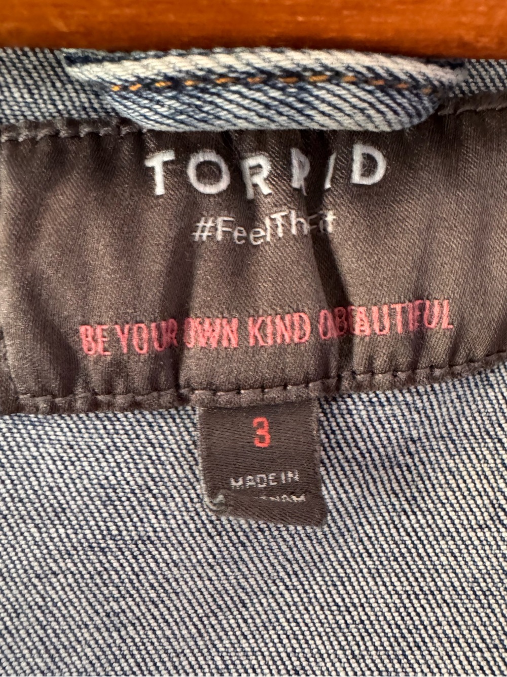 Torrid Plus Size 3 Medium Wash Denim Vest Button Front Stretch Trucker Jacket - Picture 4 of 11